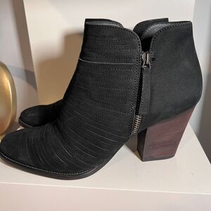 Paul Green Textured Leather Ankle Boots w/Stacked Heel & Side Zip‎ Detail-SZ 7